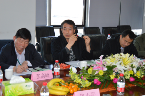 北京市工商聯(lián)佘運副主席(中)、張峰處長(左)，北京市統(tǒng)戰(zhàn)部曹杰處長(右)